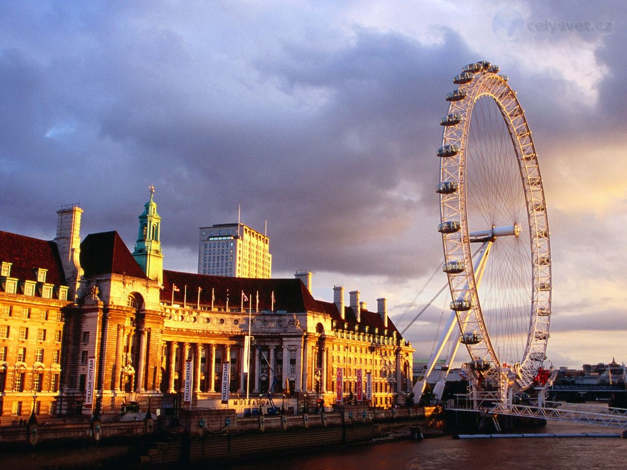 County Hall, ??????, ?????? / Evening Light Falls On The London Eye And  County Hall, London, England