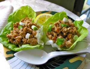 Кулинарный рецепт: Кусочки курицы в листьях салата: Обжаренные кусочки маринованного куриного мяса с листьями салат, острой приправой и арахисом