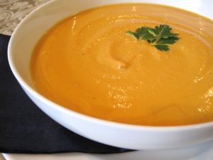 Кулинарный рецепт: Морковный суп по-восточному: Взбитый в миксере морковный суп с перцем чили, апельсиновым соком, имбирем и сметаной